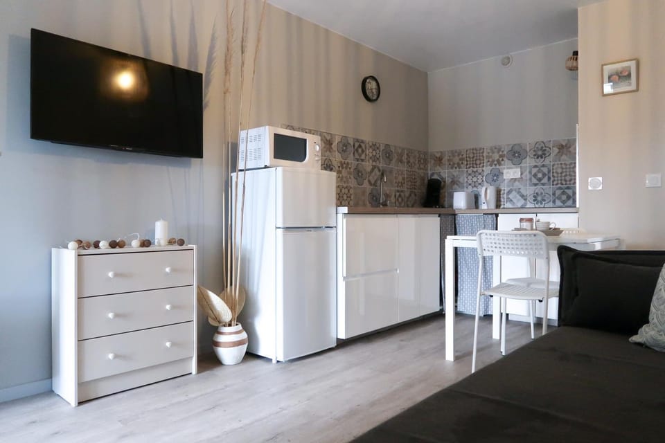 TV and multimedia, Coffee/tea facilities, Kitchen or kitchenette, Living room, Dining area, microwave