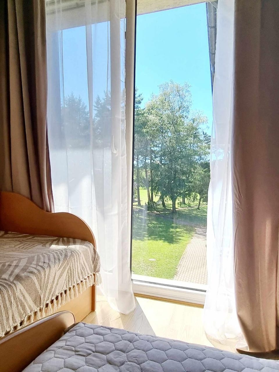 Photo of the whole room, Garden view