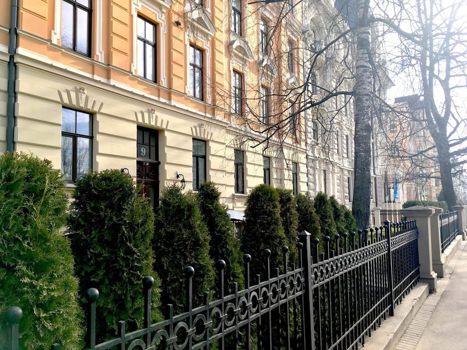 Property building, Facade/entrance, Day, Neighbourhood