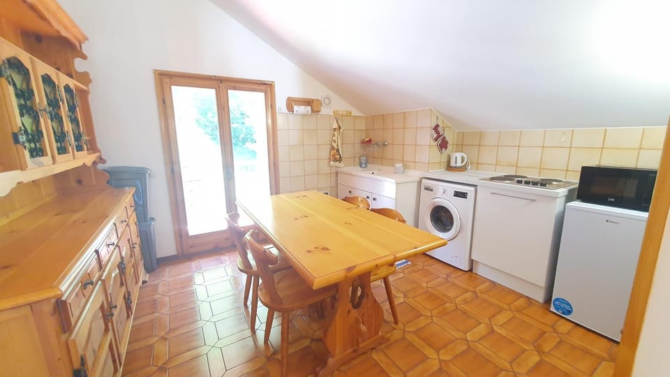 Kitchen or kitchenette, Dining area, stove
