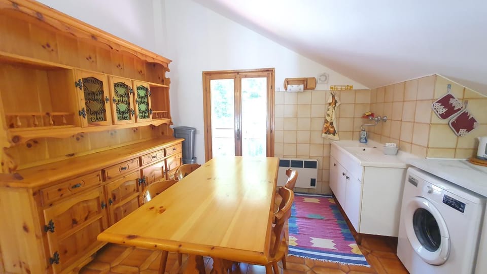Kitchen or kitchenette, Dining area, washing machine