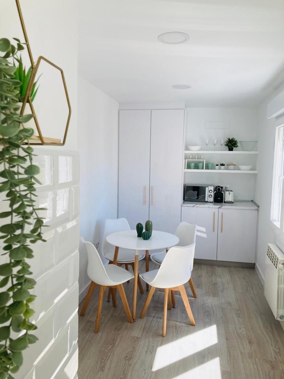 Coffee/tea facilities, Kitchen or kitchenette, Dining area, oven, stove