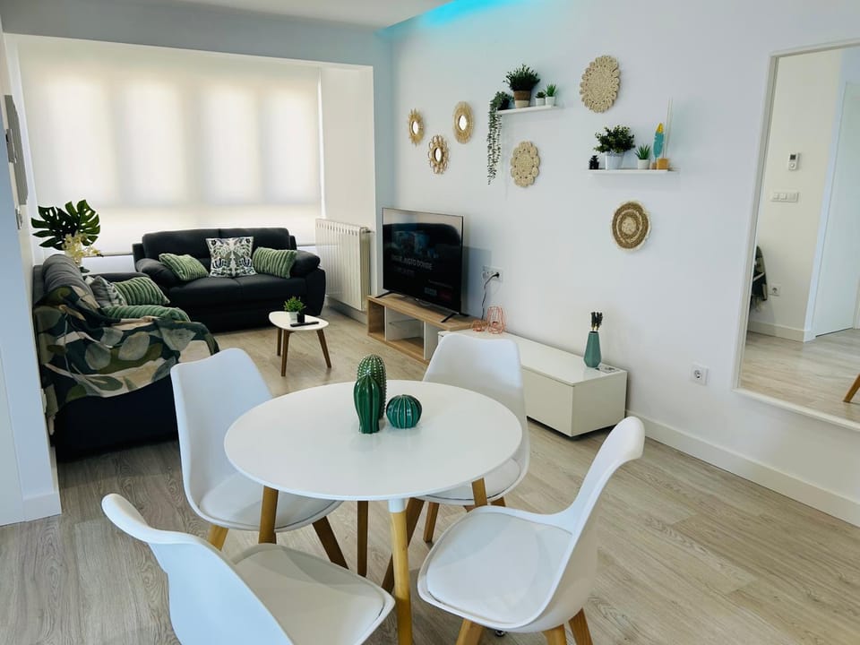TV and multimedia, Living room, Seating area, Dining area