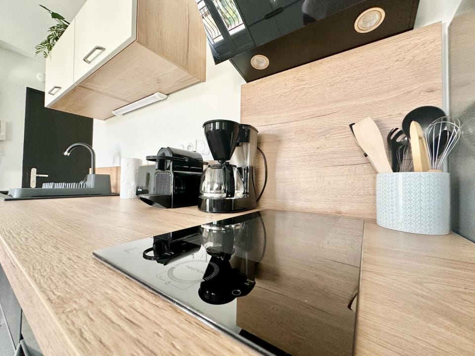Coffee/tea facilities, Kitchen or kitchenette, stove
