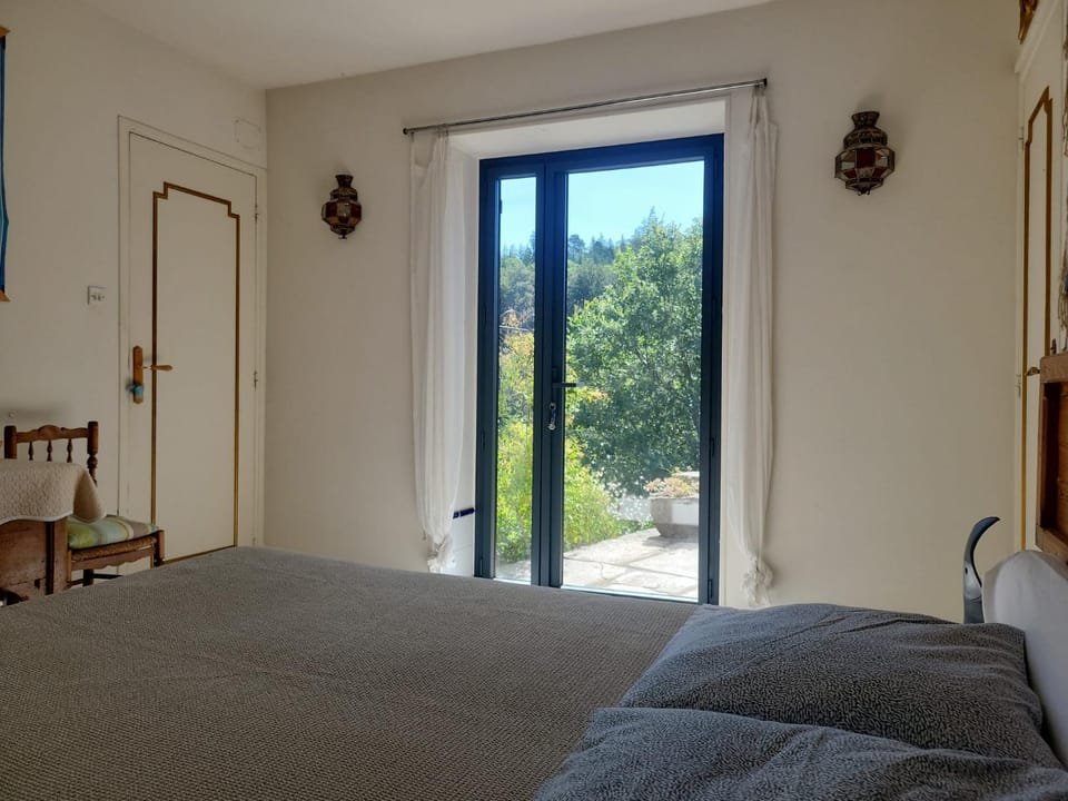 Chambre et terrasse dans une ancienne bergerie Vacation rental in Occitanie