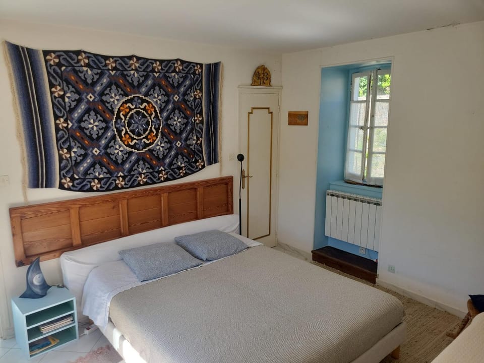 Chambre et terrasse dans une ancienne bergerie Vacation rental in Occitanie