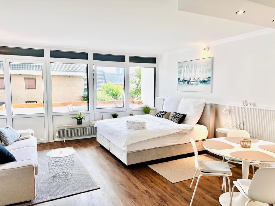 Bed, Living room, Photo of the whole room, Seating area