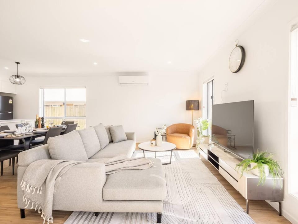 Modern Family Retreat in Premier GreenbankLocation House in Brisbane