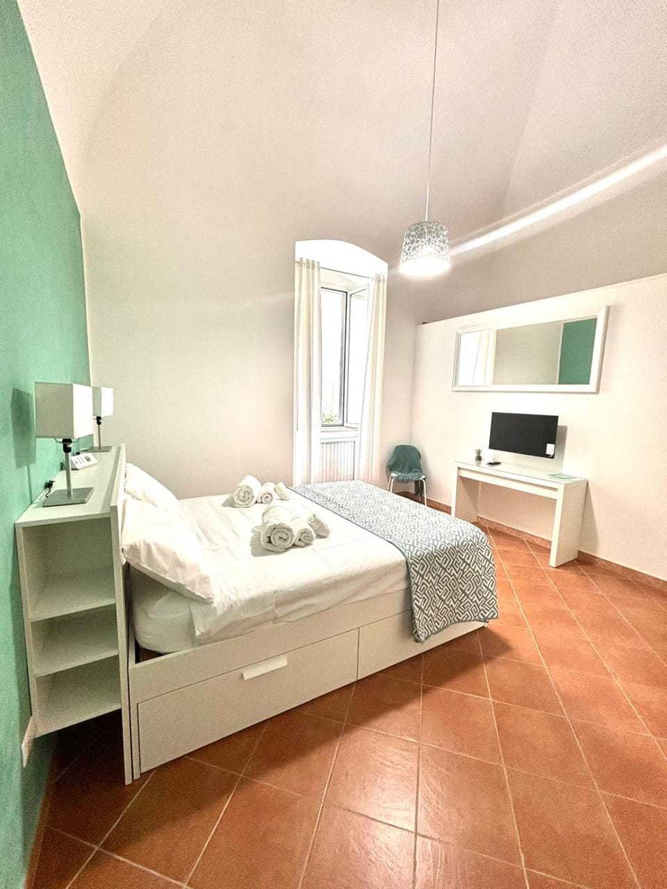 Bed, TV and multimedia, Photo of the whole room, Bedroom, towels