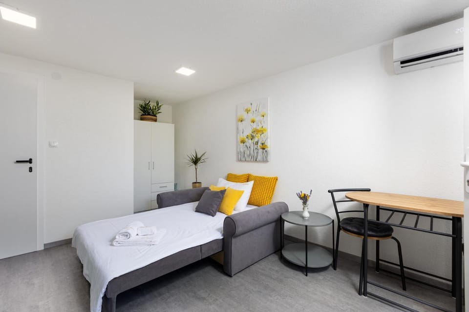 Bed, Living room, Photo of the whole room
