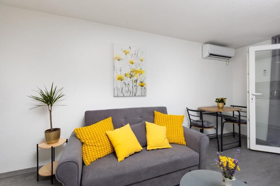Living room, Seating area, air conditioner