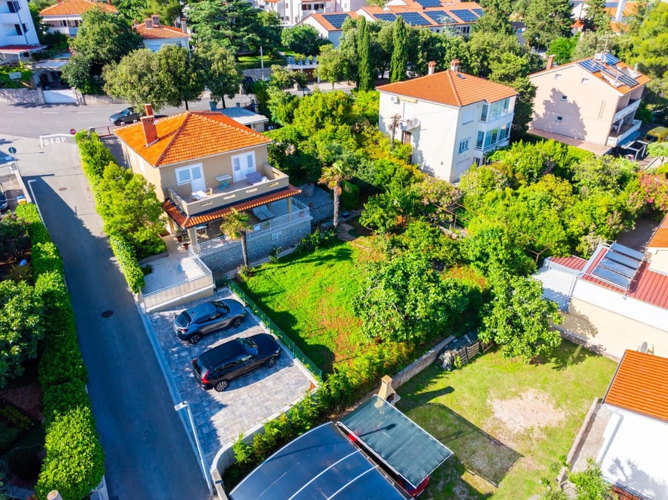 Neighbourhood, Bird's eye view, Parking