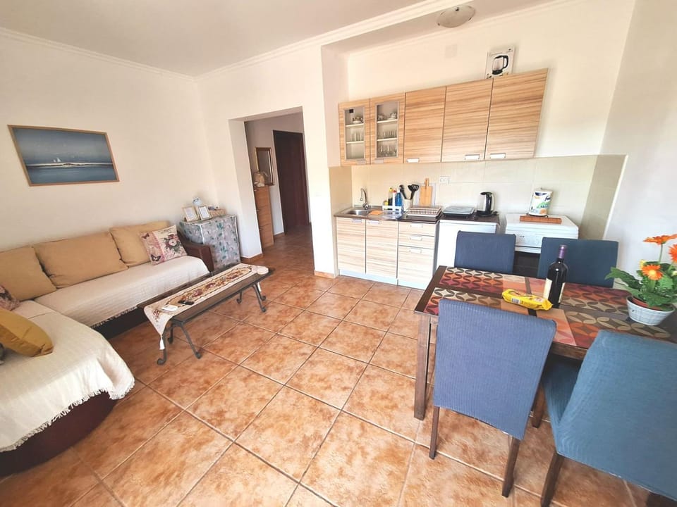 Kitchen or kitchenette, Living room, Food and drinks, Dining area, oven