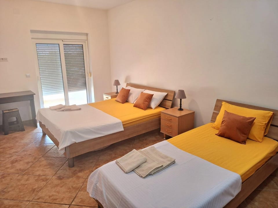 Bed, Bedroom, towels