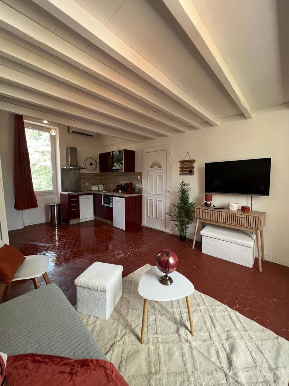 TV and multimedia, Kitchen or kitchenette, Living room, Seating area
