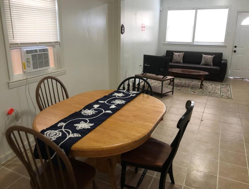 Private 3 bedroom and 1 bathroom house, direct NYC Manhattan train a 15 minute walk away, MetLife Stadium FIFA World Cup 35 minutes away House in Woodbridge Township