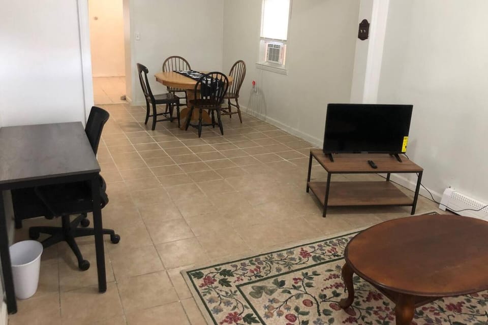 Private 3 bedroom and 1 bathroom house, direct NYC Manhattan train a 15 minute walk away, MetLife Stadium FIFA World Cup 35 minutes away House in Woodbridge Township