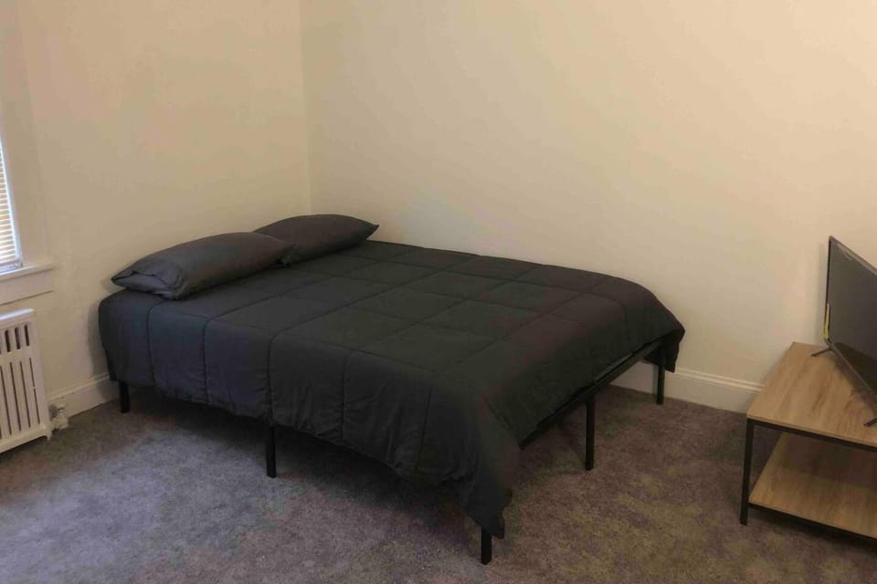 Spacious and bright 2-bedroom apartment with 1-bathroom and private street entrance, MetLife Stadium FIFA World Cup 25 minutes away Apartment in Paterson