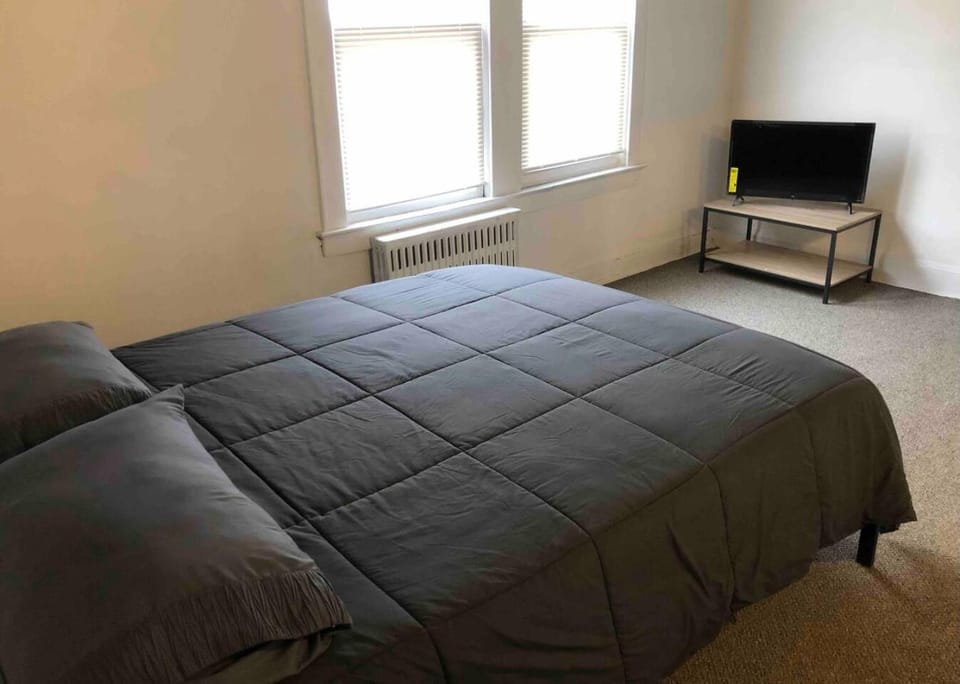 Spacious and bright 2-bedroom apartment with 1-bathroom and private street entrance, MetLife Stadium FIFA World Cup 25 minutes away Apartment in Paterson