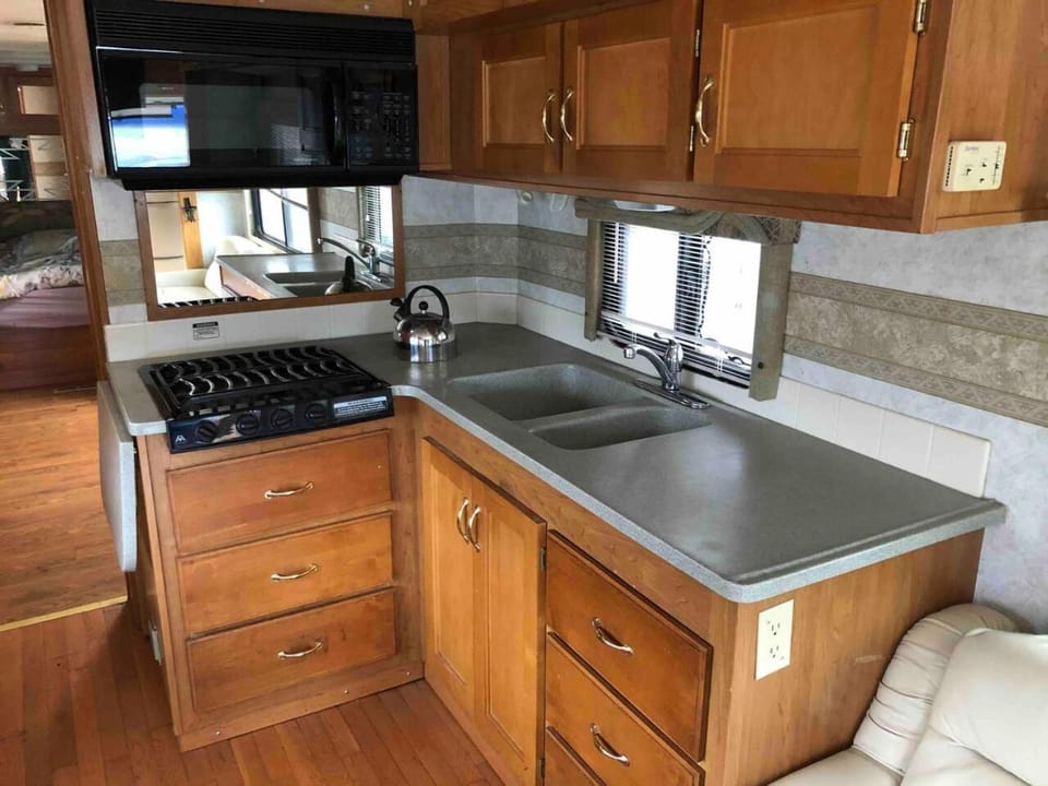 Private 1-bedroom RV, direct bus to NYC Manhattan only 2 blocks away, MetLife Stadium FIFA World Cup 25 minutes away House in Linden