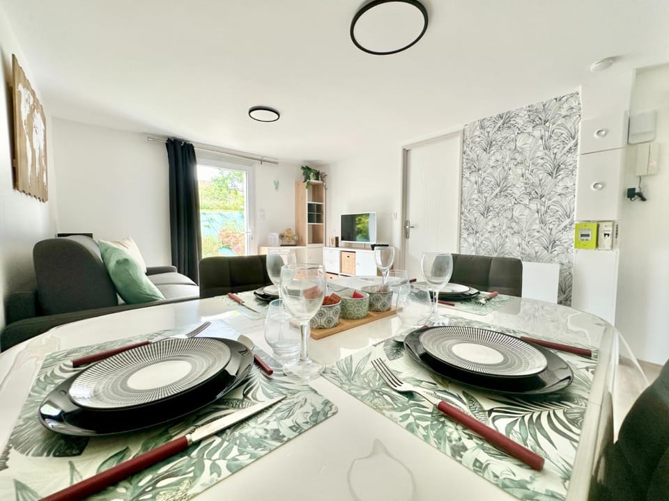 Living room, Dining area