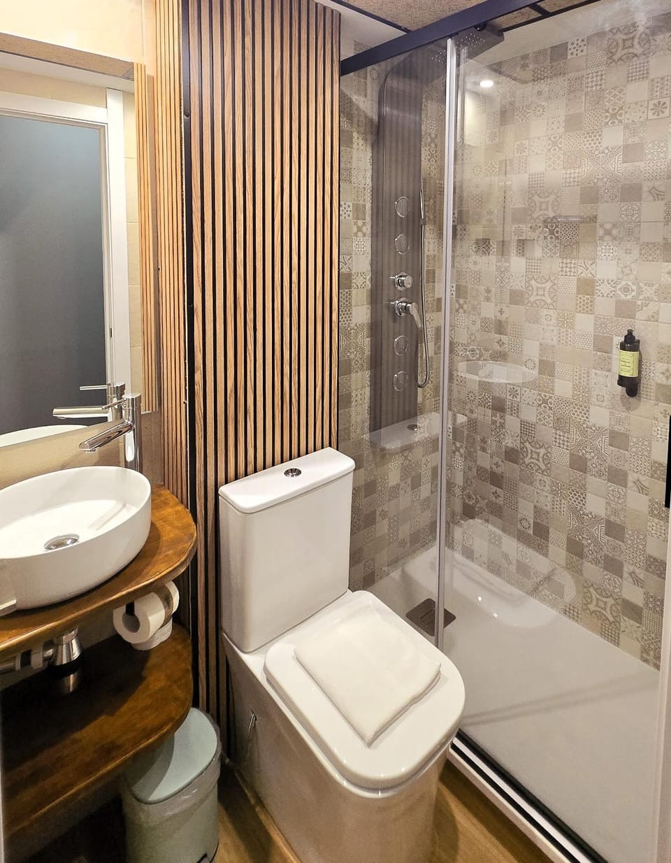 Shower, Toilet