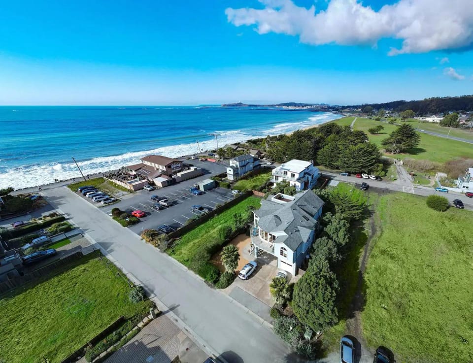 Property building, Neighbourhood, Bird's eye view, Beach, Sea view