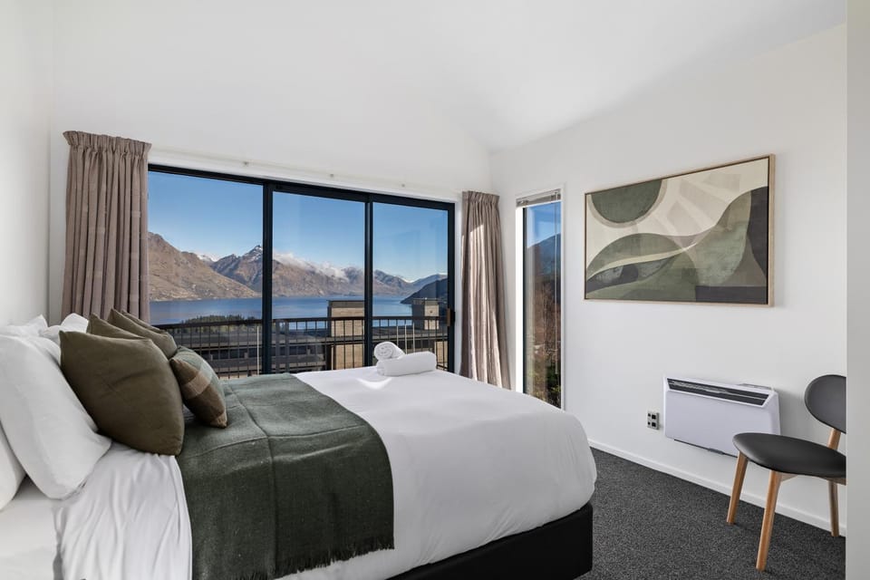 Panorama Views - with 2 car garage House in Queenstown