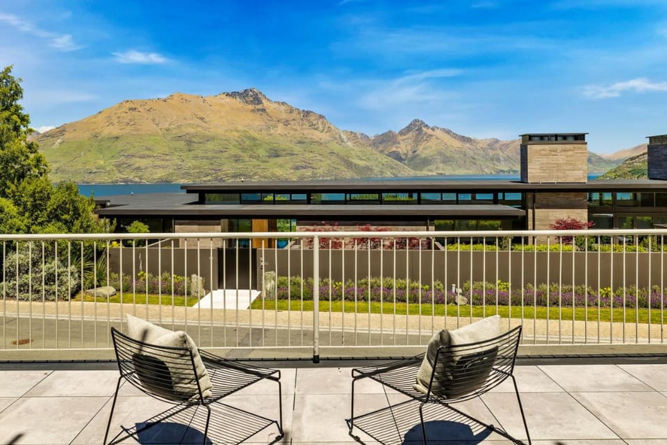 Panorama Views - with 2 car garage House in Queenstown