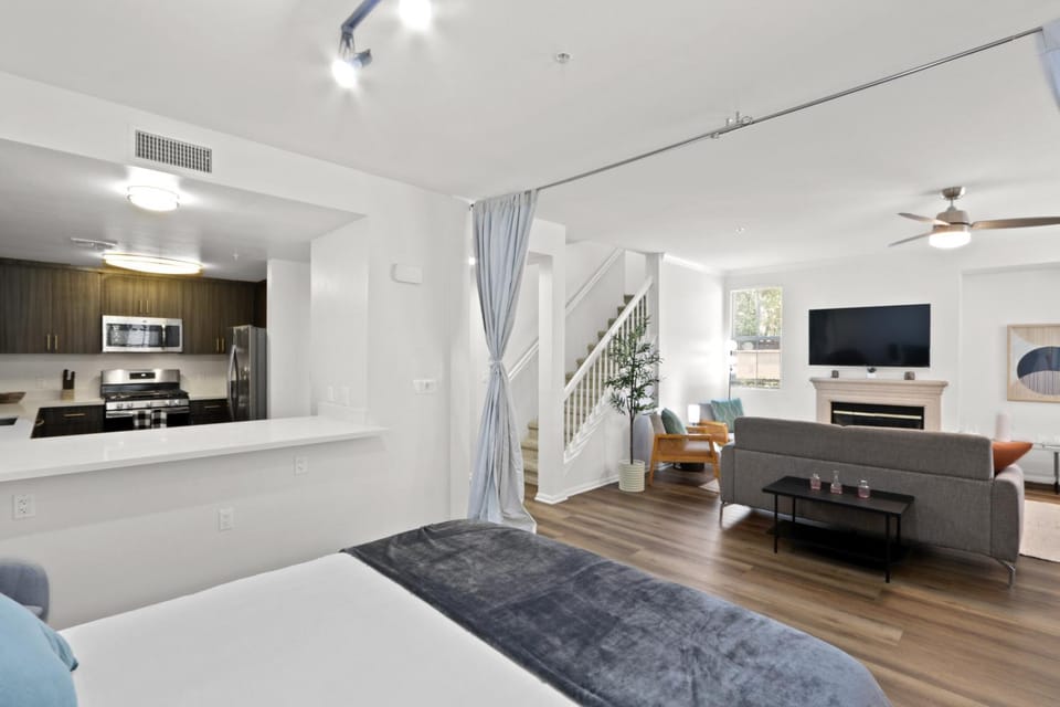 Marina Del Rey Condo - Sleeps 8 - 15 Mins to LAX Airport, SoFi Stadium Apartment in Venice Beach
