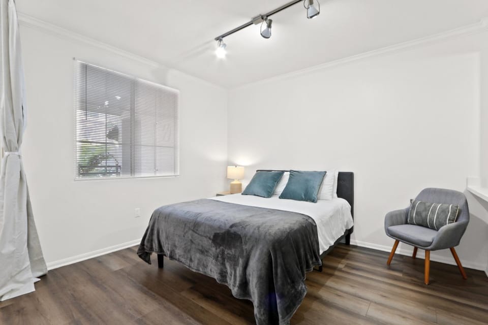 Marina Del Rey Condo - Sleeps 8 - 15 Mins to LAX Airport, SoFi Stadium Apartment in Venice Beach
