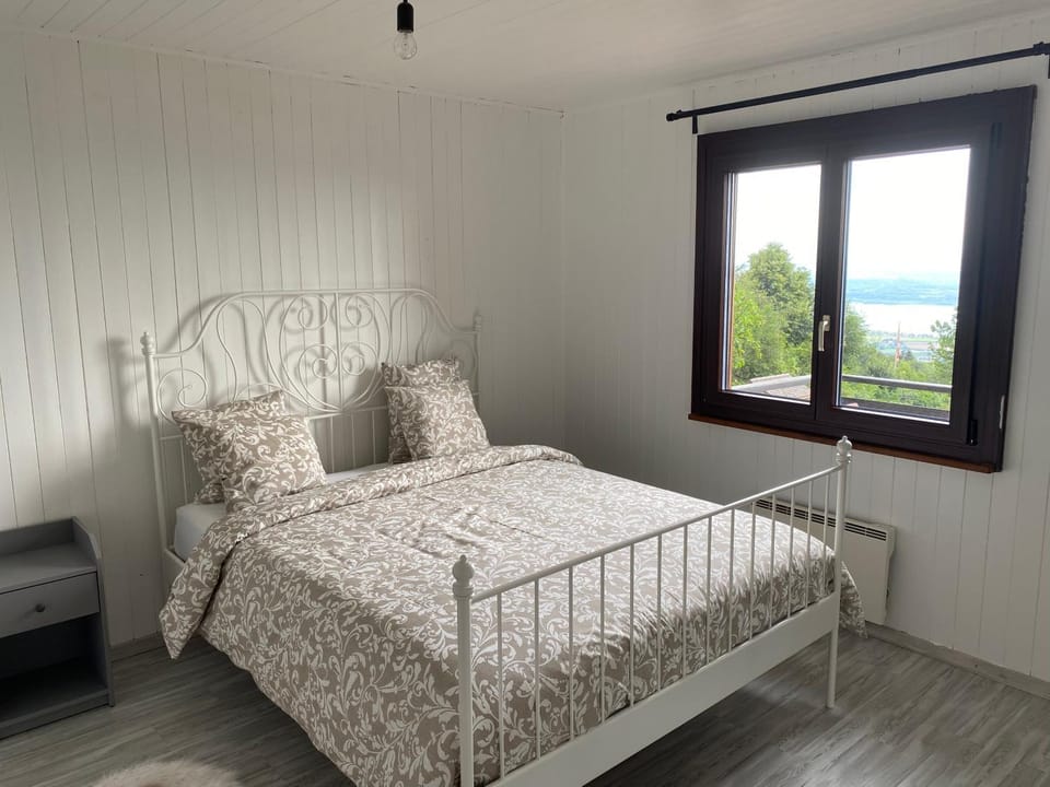 Chalet avec vue panoramique alpes et lac Chalet in Neuchâtel, Switzerland