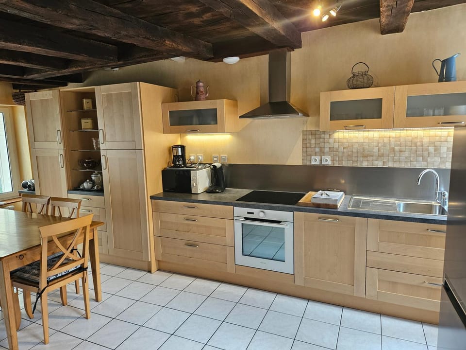 Coffee/tea facilities, Kitchen or kitchenette, dishwasher, oven, stove, toaster