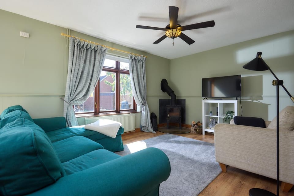Property building, Communal lounge/ TV room, TV and multimedia, Seating area, Family, fireplace