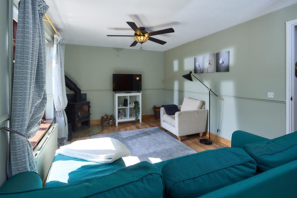 Communal lounge/ TV room, TV and multimedia, Seating area, Sunrise, Sunset, fireplace