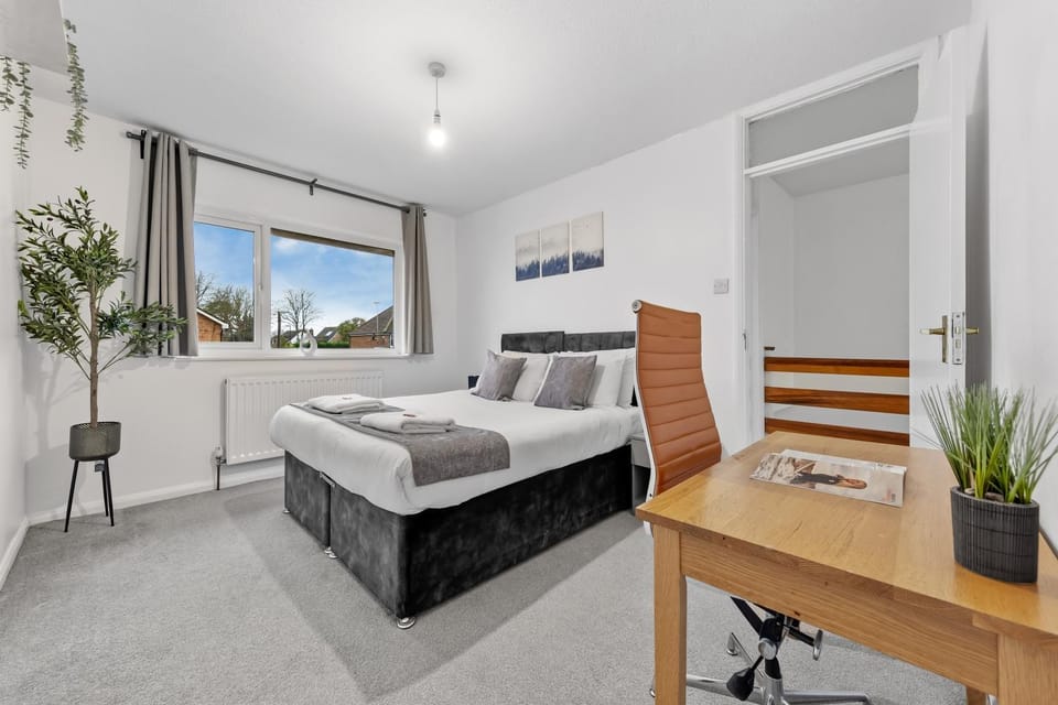 4 Bedroom Fully Furnished House - Longer Stay Offers - Contractor Digs - NEW Apartment in Crawley