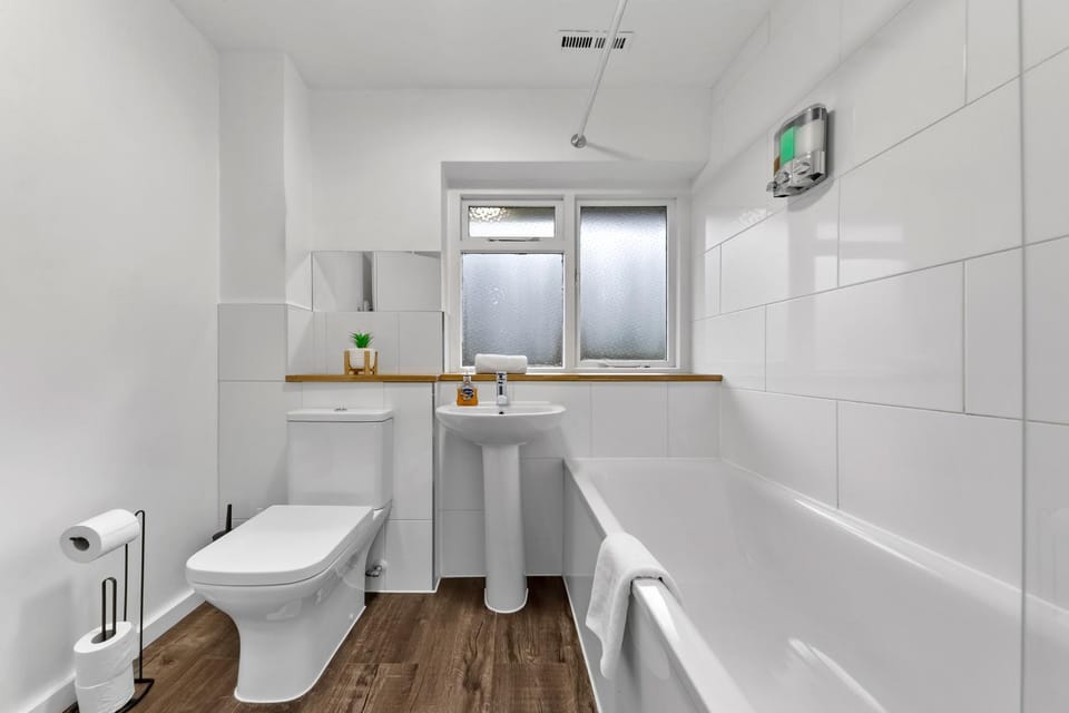 4 Bedroom Fully Furnished House - Longer Stay Offers - Contractor Digs - NEW Apartment in Crawley