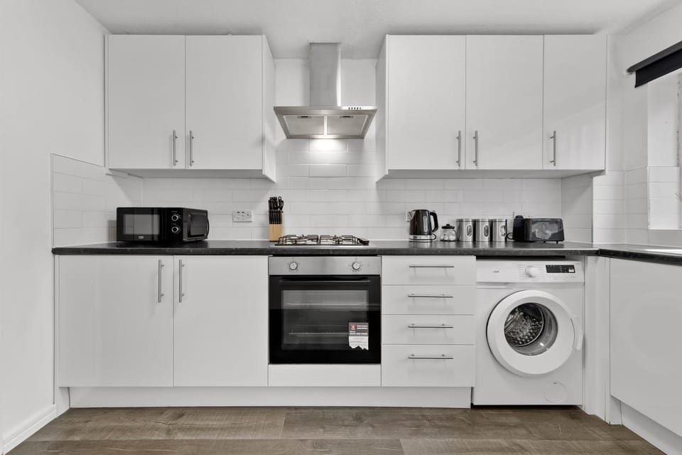 4 Bedroom Fully Furnished House - Longer Stay Offers - Contractor Digs - NEW Apartment in Crawley