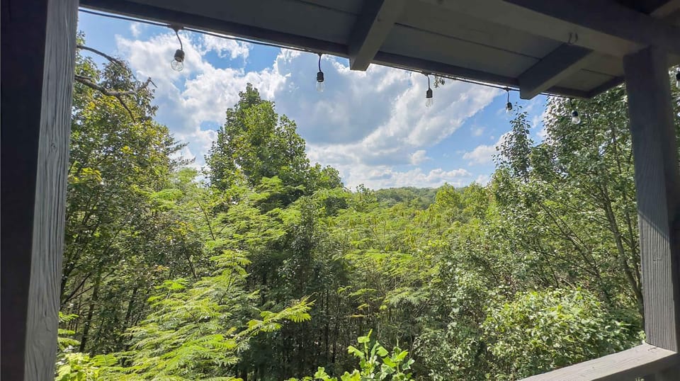 Sasquatch Adventure - Hot tub, Fireplace, & Arcade! House in Sevierville