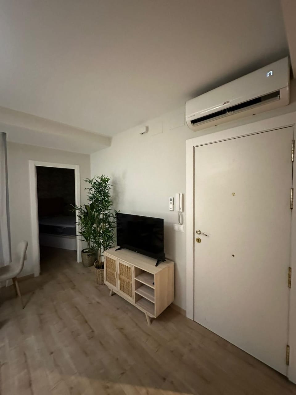 Communal lounge/ TV room, air conditioner