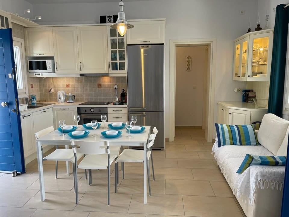 Coffee/tea facilities, Kitchen or kitchenette, Dining area, dishwasher, oven