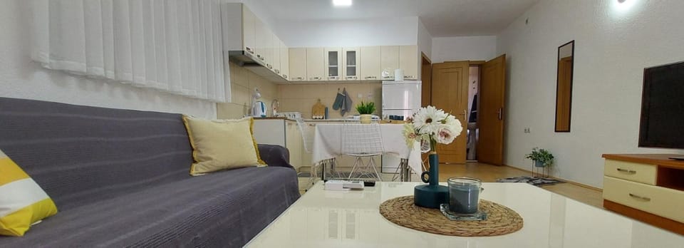 TV and multimedia, Kitchen or kitchenette, Living room, Seating area, Dining area