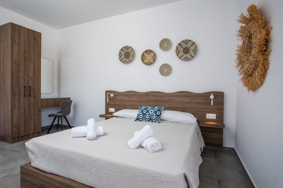 Bed, Photo of the whole room, towels, wardrobe