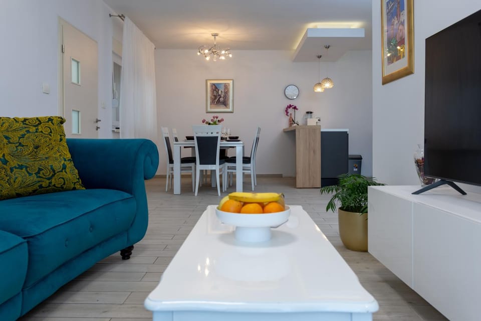 TV and multimedia, Living room, Dining area