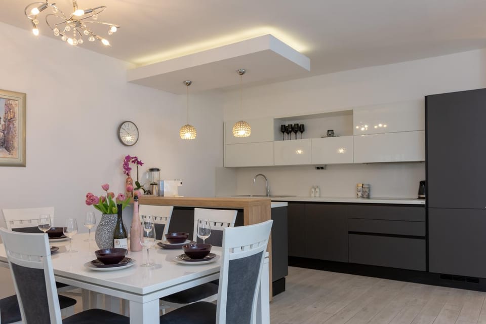 Kitchen or kitchenette, Dining area, stove