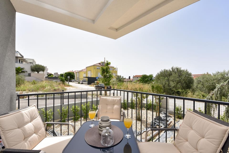 Patio, Day, Natural landscape, Garden, Balcony/Terrace, Balcony/Terrace, Food and drinks