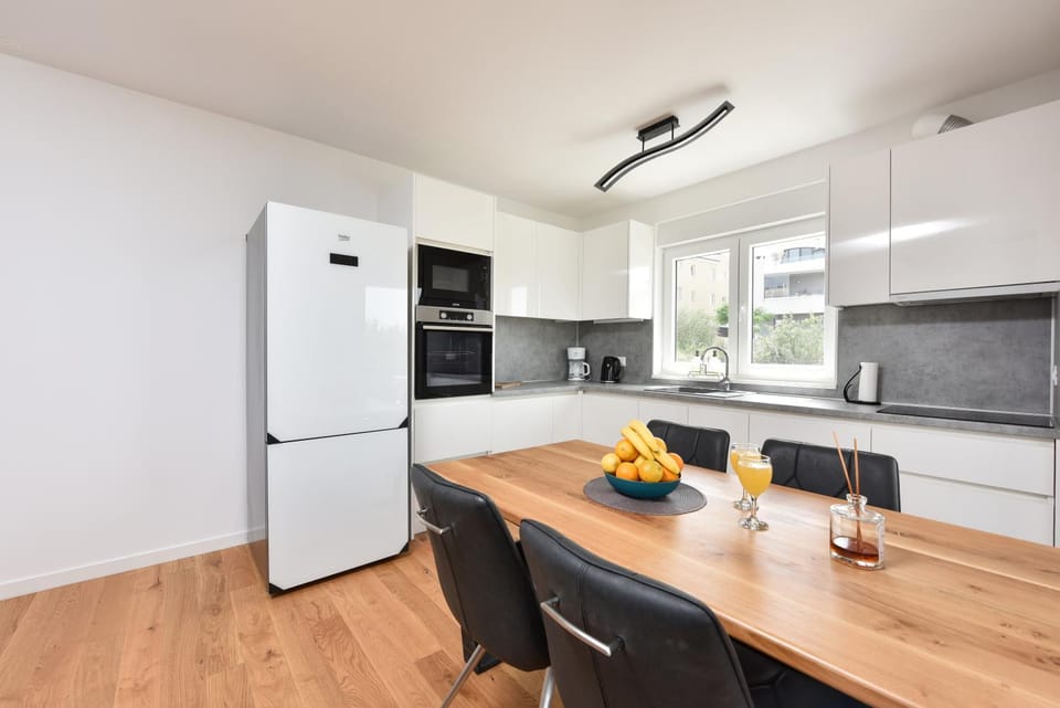 Food and drinks, Dining area, dishwasher, oven, stove