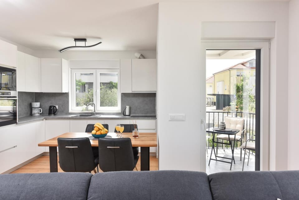 Kitchen or kitchenette, Seating area, Dining area