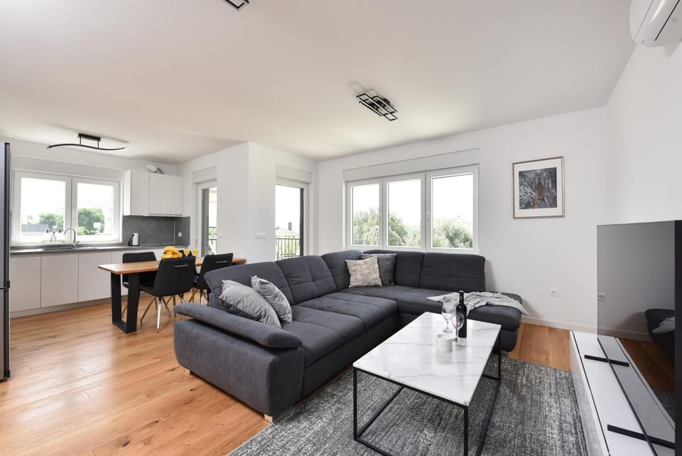 TV and multimedia, Living room, Seating area, Dining area