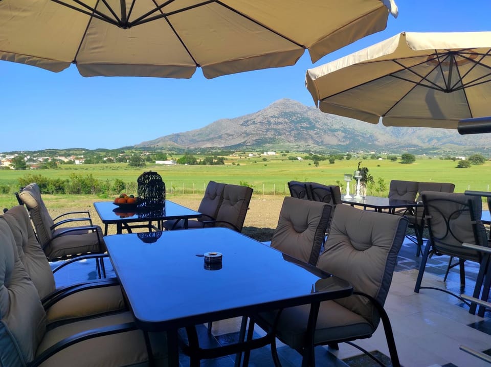 Living room, Mountain view